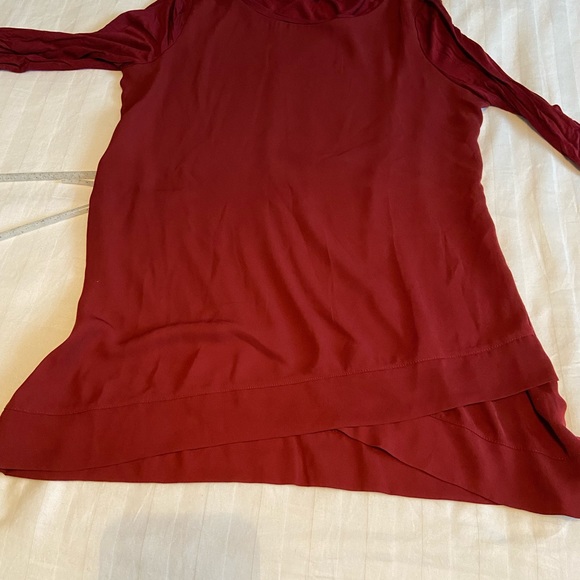 EUC burgundy sweater, light fabric, back and sleeves in a jersey fabric. - Picture 7 of 8